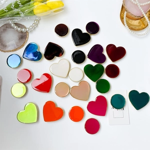 Vista dall'alto di supporti per telefono colorati a cuore con bordo metallico oro