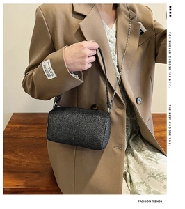 Détail du sac baril noir pailleté avec chaîne argentée et bandoulière en cuir
