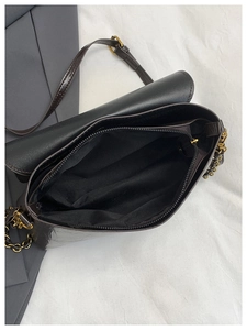 Détail du sac bandoulière noir ouvert avec doublure en tissu et poche intérieure zippée