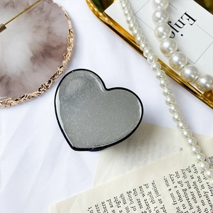 Supporto per telefono a cuore argento glitterato con bordi neri su seta e perle
