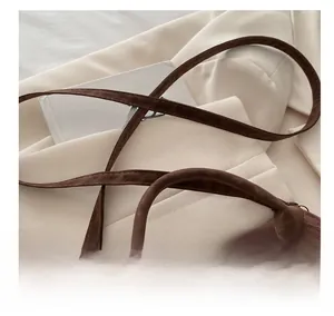 Détail du sac léopard avec boucles dorées et bandoulière confortable en gros plan