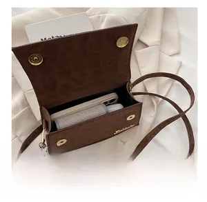 Vue interne du sac bandoulière léopard marron montrant la capacité pour téléphone et rouge à lèvres