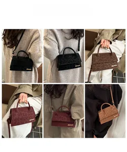 Détail du sac à bandoulière léopard montrant le daim texturé et le logo en métal