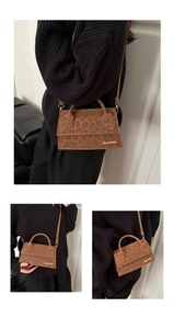 Détails du mini sac à rabat léopard avec logo doré et poignée nouée élégante