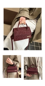 Gros plan du sac à main bordeaux à motif léopard avec texture suédée et logo Seberbu doré