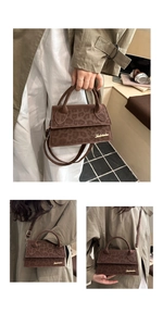 Détails du mini sac boîte imprimé léopard marron avec logo doré et poignée courbe