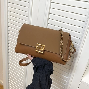 Sac bandoulière rétro en cuir marron avec chaîne dorée et boucle géométrique