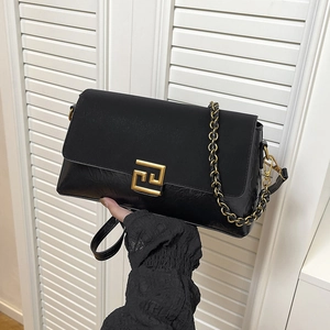 Sac à bandoulière en cuir noir avec chaîne épaisse dorée pour femme minimaliste