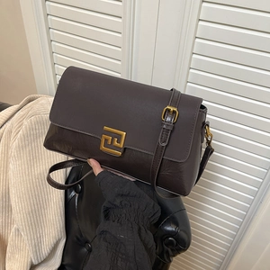 Sac à bandoulière marron foncé minimaliste avec boucle dorée et lanière en cuir