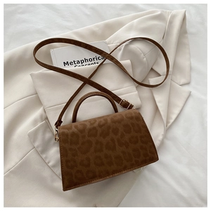 Gros plan du sac à bandoulière léopard avec texture lisse et sangle réglable