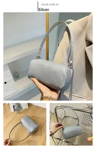 Détail du sac baril argenté pailleté avec chaîne métallique et texture scintillante