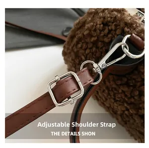 Détail de la bandoulière en cuir réglable et boucle argentée sur sac à main en peluche