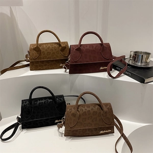 Sac bandoulière imprimé léopard en marron, bordeaux et noir avec texture suédée