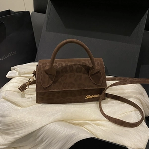 Sac à main en daim à imprimé léopard avec logo doré et bandoulière amovible