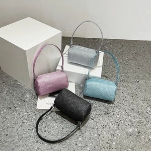 Sac polochon scintillant pour femme disponible en rose, bleu, argent et noir