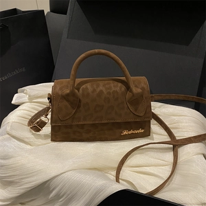 Sac bandoulière léopard marron avec logo doré et poignée supérieure, vue à 45 degrés chic