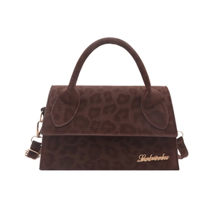 Sac à bandoulière imprimé léopard marron avec texture velours et logo métallique de face