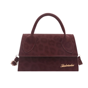 Borsa a mano bordeaux scuro con stampa leopardata opaca, logo oro e tracolla regolabile