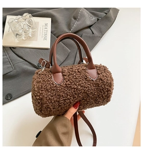 Détail du sac Boston en polaire marron foncé avec poignées en cuir et texture pelucheuse