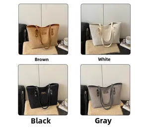 Dettaglio delle borse tote in velluto a coste in marrone, bianco, nero e grigio con pelle