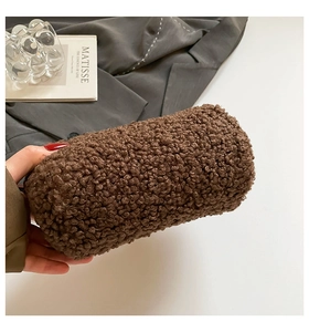 Vue détaillée de la texture polaire nounours marron sur le sac à main cylindrique