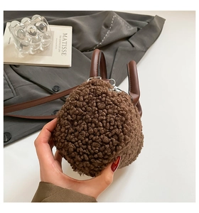 Détail d'un sac à main en polaire teddy marron avec bandoulière en cuir et finitions argentées