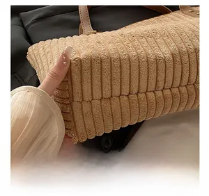 Dettaglio delle cuciture precise e della trama della borsa tote in velluto a coste marrone