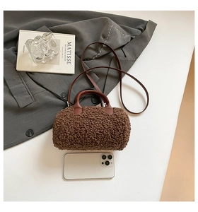 Vue détaillée d'un petit sac cylindre en fausse fourrure marron avec smartphone pour taille
