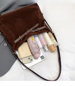 Vista macro della spaziosa borsa tote in pelle scamosciata con spazio per tablet e trucchi