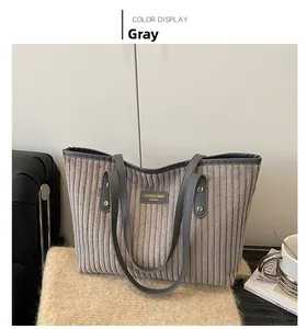 Dettaglio della borsa tote in velluto a coste grigio con texture e patch CAHRES & HEKA