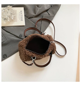Détails d'un sac bandoulière en peluche marron avec poignées en cuir et doublure