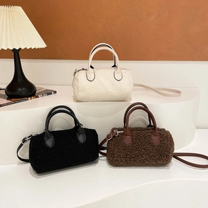 Trois mini sacs Boston en laine d'agneau beige, noir et marron avec anses en cuir