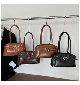 Vue détaillée du sac à bandoulière minimaliste en similicuir en quatre coloris variés