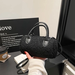 Sac Boston en fausse fourrure noire avec poignées en cuir et bandoulière amovible