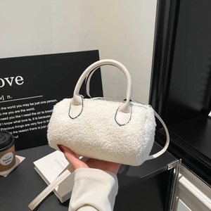 Sac cylindre d'hiver en peluche crème avec bandoulière et texture effet mouton