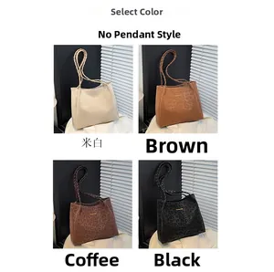 Dettaglio borsa tote leopardata in quattro colori con manici in corda e targa in metallo