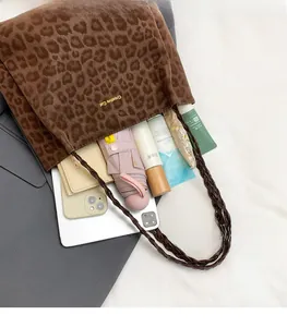 Vista interna della borsa tote leopardata che mostra la grande capacità per oggetti vari