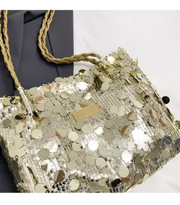 Dettaglio della borsa tote con paillettes dorate, toppa in pelle e manici intrecciati