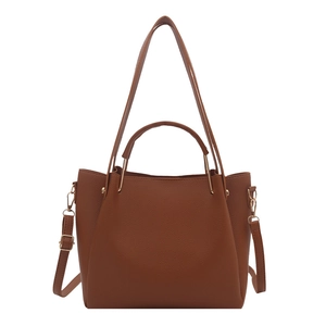 Braune Handtasche mit Litschistruktur, Doppelgriffen und verstellbarem Riemen
