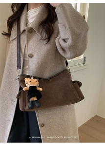 Retro leopard print shoulder bag with brown suede and a black cat plush pendant detail