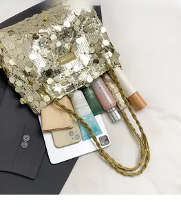 Dettaglio macro della borsa tote con paillettes dorate e ampia capacità per tablet