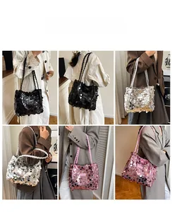 Dettagli delle borse a spalla con paillettes in nero argento e rosa con tracolle in maglia