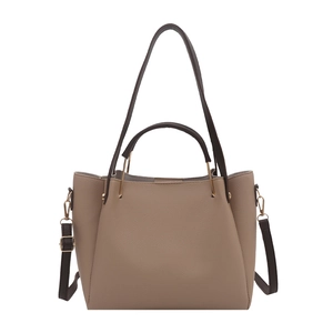 Elegante borsa tote beige con manici marroni e dettagli dorati su uno sfondo bianco pulito