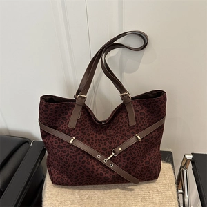 Large capacity leopard print tote bag with brown leather handles for commuting