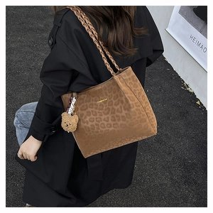 Borsa tote leopardata marrone con ciondolo a forma di orsetto e tracolla a treccia