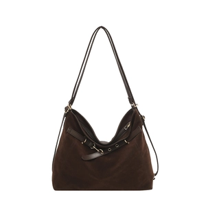 Grande borsa hobo in pelle scamosciata caffè scuro con cinturini regolabili per donna
