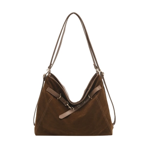 Sac fourre-tout en daim marron avec sangles en cuir et boucle sur fond blanc pur