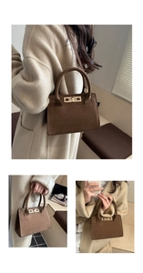 Vues détaillées du sac cabas en daim marron foncé avec fermoir doré et bandoulière