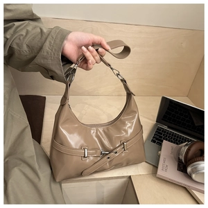 Détails du sac hobo vintage marron en cuir brillant avec boucle et sangle réglable