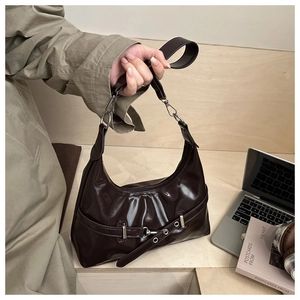 Détail du sac porté épaule vintage en simili cuir marron brillant avec boucle